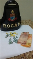 Porções de crack e cocaína, além de certa quantia em dinheiro, foram apreendidas pelos policiais da ROCAM  (Foto: Divulgação/Polícia Militar)