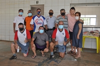 Equipe das Forças Militares de Votuporanga e os representantes do Recanto Tia Marlene, na arrecadação de alimentos no Cremil  (Foto: A Cidade)