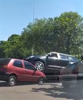 Veículo subiu em cima de carro estacionado em supermercado de Araçatuba — Foto: Arquivo Pessoal