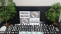 Os dois indivíduos detidos e as drogas apreendidas foram encaminhados à Central da Polícia Civil (Foto: Divulgação/PM)