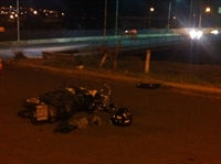 Grave acidente com moto na rotatória do Jardim Universitário (Foto: Fábio Ferreira/ A Cidade)