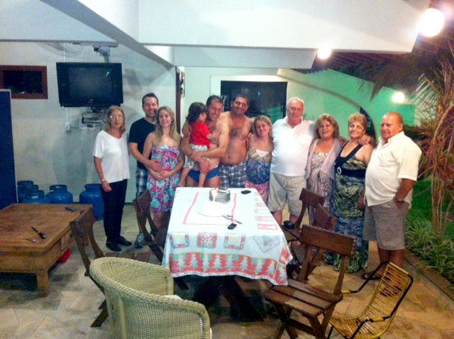 A família Karkar e amigos, em dia de festa de fim de ano: Margarete, Cassio Valente, Isis Renata, Maria Eduarda, Fabio Guerino Pastore, Eduardo Karkar, Paulina Karkar, Fabio Pastore, Isis Adas Pastore, Jeorguette Achi Karkar e Eduardo Elias Karkar