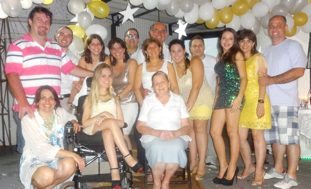 De "Churrasquinho na laje" para "A cara da riqueza", a família Pereira comemorou a chegada de 2013 em alto estilo. Esse ano, a tradicional festa temática de ano novo da família contou com muito glamour e sofisticação. Cardápio, decoração e looks refinados tornaram o ambiente a cara da riqueza, sem e