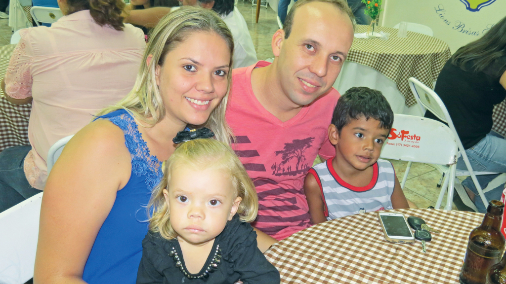 Kássia Fonseca, na companhia do esposo Thiago e os babys Pedro e Ana Julia
