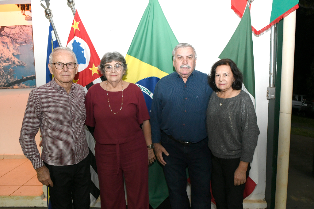 A noite hoje será de celebração e renovação na diretoria da Associação Italiana, que se reúne para dar posse ao novo casal presidente. Após um período de dedicação e trabalho à frente da entidade, Diorandi Araldi e sua esposa Maria passam o comando do clube ao casal Antonio Massoca e sua esposa Helena, que assumem a missão de dar continuidade às atividades e aos projetos da associação. O momento marca uma nova etapa na história da entidade, fortalecendo os laços de amizade, tradição e cultura italiana que fazem parte da trajetória da Associação Italiana. 