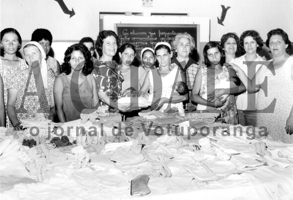 A Casa da Amizade do Rotary Club de Votuporanga sempre foi muito atuante, trabalhando em prol dos mais necessitados. A foto de 1975, do arquivo de Walter Ferreira da Costa, registra a entrega de enxovais para as mães do Centro Comunitário do bairro São João. Aparecem as senhoras da Casa da Amizade, que era presidida por Shirley Mazaferro Costa (à frente com um enxoval na mão). Ainda estão a professora Maria Célia Carvalho, a primeira-dama do município Neide De Haro, esposa do saudoso ex-prefeito Luiz Garcia De Haro, entre outras.

***Confira mais desta coluna em nossa edição impressa e online para assinantes.