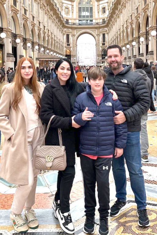 A semana já começa em clima de comemoração para o empresário Ronaldo Castrequini Nogueira, que no próximo dia 06 celebra mais um ano de vida com muita alegria e gratidão. A data especial é vivida ao lado de sua esposa, Rafaela Nogueira, e de seus filhos, Ronaldinho e Duda, cercado pelo amor da família e pelo carinho dos amigos que também fazem questão de homenageá-lo. Parabéns, Ronaldo! Que este novo ciclo seja marcado por saúde, conquistas e muitos momentos felizes. Na foto, o aniversariante Ronaldo com sua esposa Rafaela, e seus filhos Duda e Ronaldinho.