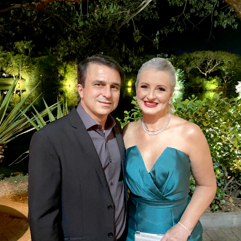 Raquel Polizeli comemorou mais um ano de vida ontem, dia 9 de janeiro, celebrando um novo ciclo de felicidade e realizações. A data especial foi festejada ao lado do esposo, Ednaldo Polizeli, e dos filhos Pedro, Vitor e Letícia, que lhe dedicaram muito amor e carinho. Dona de uma alegria contagiante e de um sorriso que irradia simpatia, Raquel ilumina todos os ambientes com sua energia positiva. Que este novo ano seja marcado por saúde, amor e muitas conquistas, tornando sua caminhada ainda mais especial. Parabéns à aniversariante! Que a felicidade siga sendo sua fiel companheira.