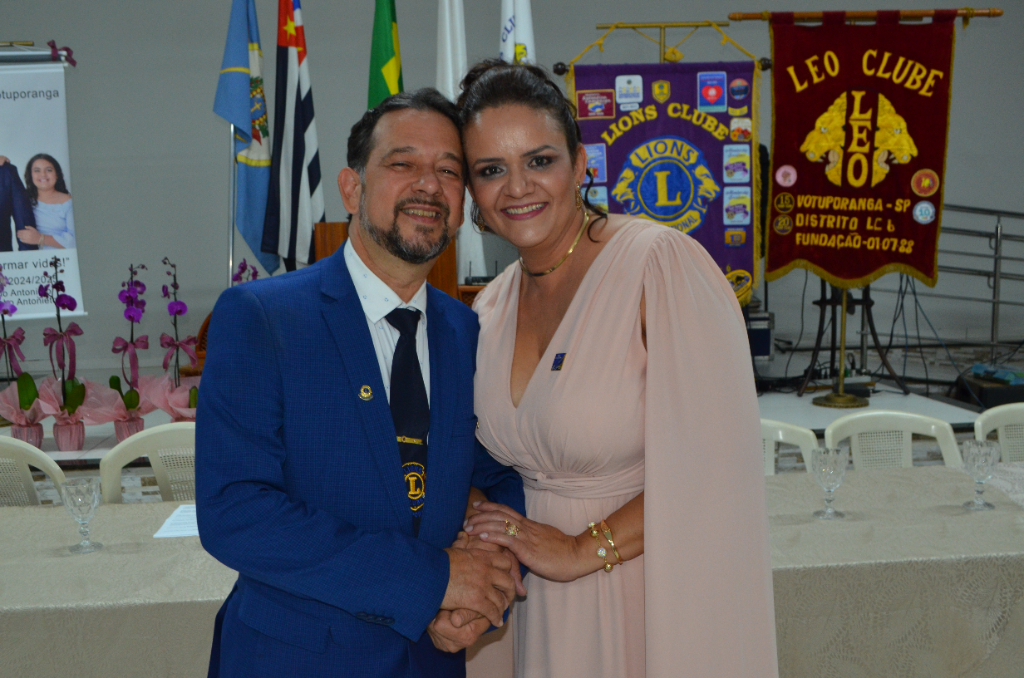 A terça-feira hoje é alegre e festiva para o presidente do Lions Clube de Votuporanga, Anisinho Martins! Neste dia especial, ele comemora mais um ano de vida ao lado da família e recebe os cumprimentos calorosos de amigos e dos companheiros do Lions Clube de Votuporanga. Com seu carisma e simpatia sempre presentes, Anisinho encanta a todos com suas canções que embalam as noites votuporanguenses e deixam boas lembranças por onde passa. Parabéns, Anisinho! Que seu novo ano de vida seja repleto de saúde, alegria, sucesso e muita música boa! 