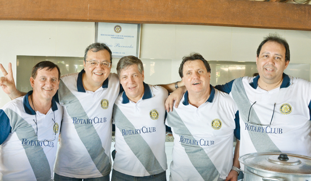 Arnaldo Dias, Ricardo de Paula Santos, Luiz Antônio Gazotto, Ari Vetorazzo e Rogério Ferraz no Porco no Rolete do Rotary 8 de Agosto