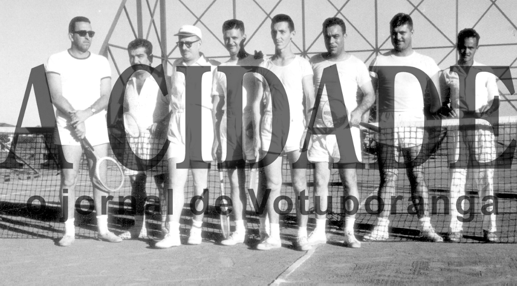 Eles com os seus uniformes da época, de raquete na mão, treinavam e competiam na antiga quadra do Votuporanga Clube. Eram os amantes do tênis, num tempo em que não tinha o ídolo Guga e esse esporte era pouco difundido. Veja da esquerda para a direita quem são os tenistas dos anos 60: dr. João Antonio Nucci, Rachi Homsi, Orestes Mancini, Humberto de Freitas Bonetti, prof. Bendito de Oliveira, dr. Roberto de Lima Campos, Abílio Calille e Toninho (zelador). A foto pertence ao arquivo da senhora Isis Portes Calille

***Confira mais desta coluna em nossa edição impressa e online para assinantes.