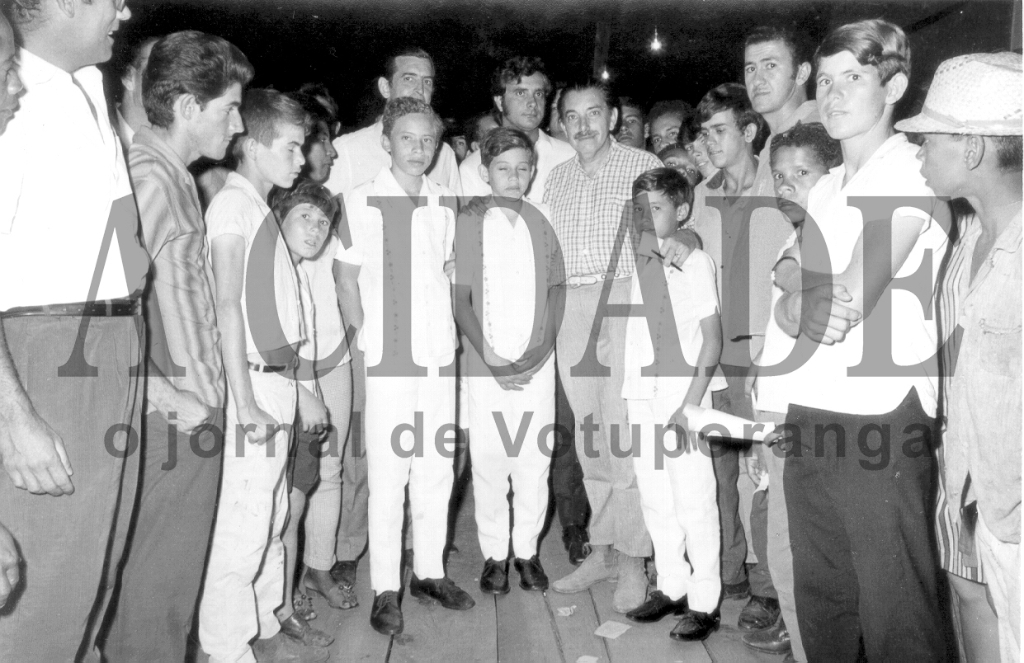 No auge da sua brilhante carreira o ator e comediante de maior sucesso no cinema nacional, Amâncio Mazaropi, esteve em Votuporanga. Foi na noite do dia 12 de novembro de 1968. O famoso ator se apresentou no encerramento de um comício político que tinha como candidato a prefeito Carlos Ferrari e como vice o dr. Jonas Pires Correia, realizado no pátio da Estação . Na foto, Mazaropi aparece entre os meninos Wagner, Wainer e Walter, comandados pela mãe deles, a Nhá Fia, que também se apresentaram cantando naquela oportunidade.

***Confira mais desta coluna em nossa edição impressa e online para assinantes.