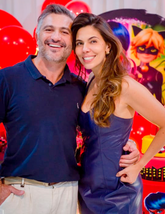 Quem celebrou mais um ano de vida no último dia 2 foi a querida Débora Cristina Caivano Zuniga. A data foi comemorada com carinho ao lado do esposo, o médico oncologista Dr. Hamilton Zuniga, e cercada pelas manifestações de afeto de familiares e amigos. Parabéns, Débora! Que você siga colecionando momentos felizes, guardando no coração as lembranças mais bonitas de sua caminhada e recebendo com gratidão todas as novas oportunidades que a vida lhe reserva.