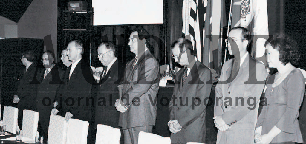 Mesa das autoridades numa cerimônia de posse da nova diretoria da Associação Comercial realizada no final da década de 90. A partir da esquerda: Juvenal Domingos Martins Lopes (Sindicato Rural), Massen Salumi, Halim Haddad (Associação Comercial), o prefeito Atílio Pozzobon Neto, o juiz Antônio Carlos Francisco, o promotor José Vieira da Costa Neto e Maria Augusta Caetano dos Santos Marques, a Lia, do Sindicato do Comércio. 

***Confira mais desta coluna em nossa edição impressa e online para assinantes.
