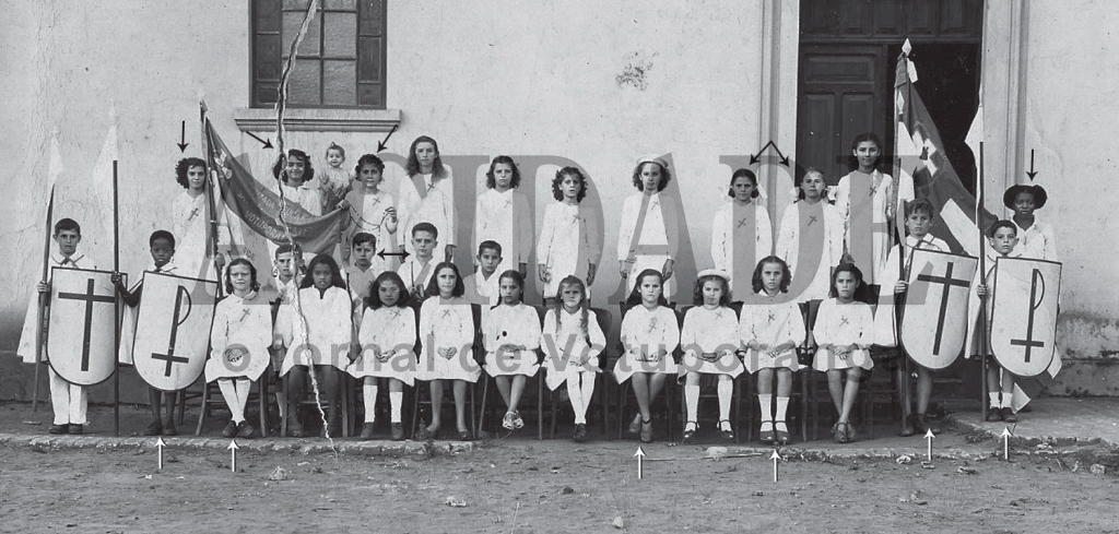 Um dos movimentos religiosos da Igreja Católica que congregava as crianças era a Cruzada (ou cruzadinha como se chamava). Esta foto de 1947, na entrada da antiga Igreja Matriz de Votuporanga, apresenta o grupo com algumas pessoas identificadas, atravé de flechas, conforme segue da esquerda para a direita, de pé: Marlene Corrati, Elza Dulci, Maria do Carmo, Nair e Maria Eduveja e Aparecida de Almeida. Sentadas: Geraldo
Justino de Almeida, Odete Pedrazoli, Antonio de Lima, José Antonio Maranho, Guaraciara, Conceição Nicoletti, José de Melo e Geraldo Sanfelice. 

***Confira mais desta coluna em nossa edição impressa e online para assinantes.