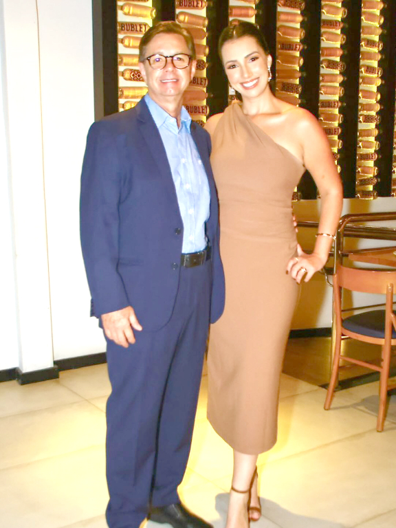 Momento de orgulho e celebração para Adauto Mariola, que esteve na cidade de Santos para prestigiar um marco muito especial na vida de sua filha, a Dra. Carolina Mariola. A jovem médica concluiu sua Residência Médica em Oftalmologia, encerrando mais uma importante etapa de sua trajetória profissional. Ao lado da filha, Adauto comemorou com emoção e alegria essa conquista que simboliza dedicação, estudo e muitos sonhos realizados. Parabéns à Dra. Carolina Mariola pela conquista e votos de uma carreira brilhante, repleta de sucesso e realizações na oftalmologia.