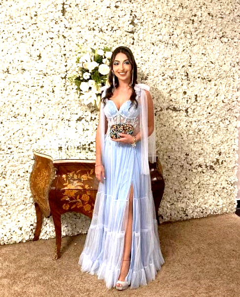 Hoje é dia de festa para Ana Luiza Goayeb, jovem de beleza e luz próprias, que comemora a chegada de um novo ciclo de vida. Os aplausos e o carinho vêm em especial de seus pais, Luis Henrique Modé Pereira Gorayb e Gláucia Gorayb, que celebram esse momento com orgulho e amor. Envolvida pelo afeto da família e dos amigos, Ana Luiza inicia mais um ano repleto de alegrias, conquistas e muitas bênçãos. Parabéns e Feliz Vida!