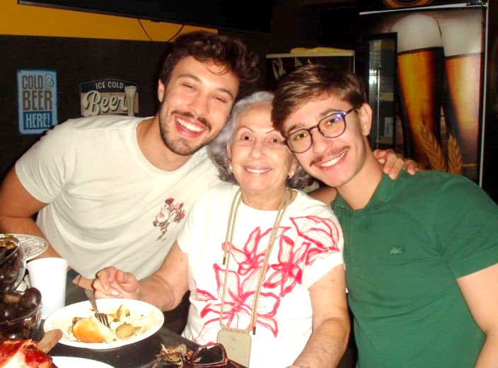 Junior Haddad celebrou mais um ano de vida no último dia 28 de abril, cercado de muito carinho e amor! Na foto, ao lado do irmão Felipe e da avó Maria Friosi, ele recebeu todo o afeto que torna esse momento ainda mais especial. Os pais, Tony Haddad e Silmara, junto da avó paterna Tecla Haddad, também se uniram para homenagear o feliz aniversariante. Parabéns, Junior! Que este novo ciclo seja repleto de felicidade, prosperidade e muitas bênçãos.