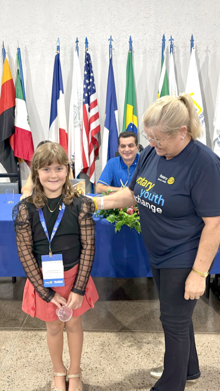 A encantadora Heloísa Ferreira Petrini viveu um momento especial ao tomar posse no Rotary International, na cidade de Cuiabá, como filha de rotarianos, sendo carinhosamente agraciada com seu pin, símbolo de compromisso, valores e serviço ao próximo. A conquista enche de orgulho os pais, Jociene e Igor, e também os avós maternos, João Carlos Ferreira e Neusa Bianchini, que acompanham com amor cada passo dessa linda trajetória. Que essa nova caminhada seja repleta de aprendizados, amizades sinceras e muitas realizações, Heloísa! 