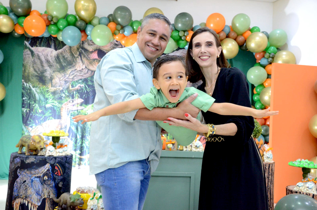 Ontem, a fonoaudióloga e professora do Senac, Marisa Mariotto, celebrou a chegada de mais um ano repleto de alegrias e conquistas. Cercada pelo amor de sua família, com o marido Ed e o filho Felipe ao seu lado, Marisa foi envolvida pelo carinho de amigos, alunos e entes queridos, tornando o momento ainda mais especial. Que seja um ano incrível, cheio de realizações.