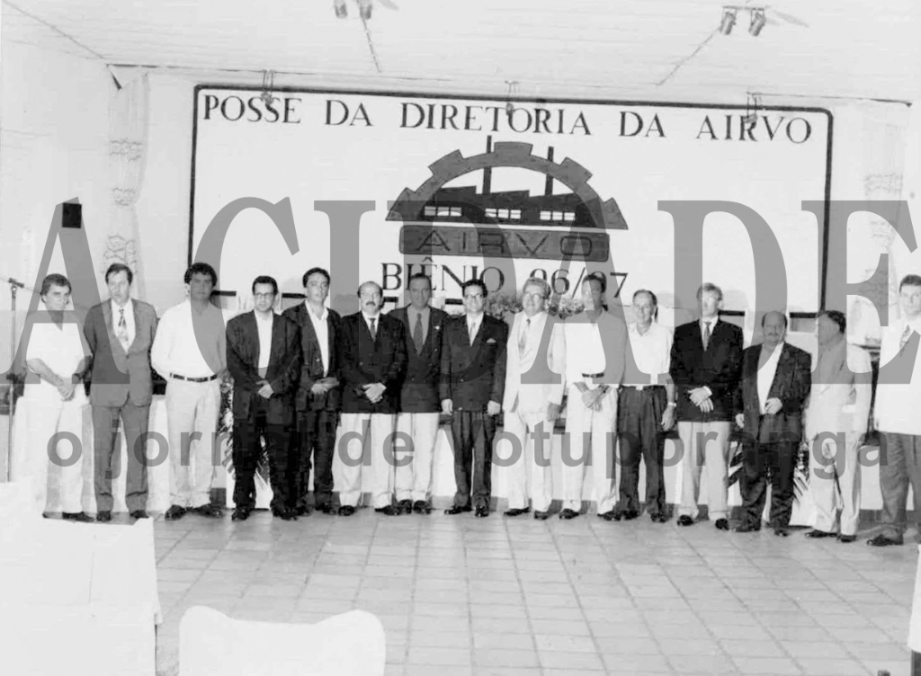 Biênio 96/97 - O industrial Sérgio Braga assumiu a presidência da Associação das Indústrias da egião de Votuporanga e fez foto com a sua diretoria. Identificamos, a partir da esquerda: Orlando Belarmino Vieira, Valdevir Davanço, ?, ? Marcos Mota, Eliezer Davanço, Valdevir Arlindo Pires, o presidente Sérgio Braga, Darci Rodrigues Simões, Eduardo Pardo da Costa, Valter Ferreira da Costa, Marim, Luiz Cláudio Madalozzo, Carlos de Prosdócimi e José Angelo Visoná. 

***Confira mais desta coluna em nossa edição impressa e online para assinantes.