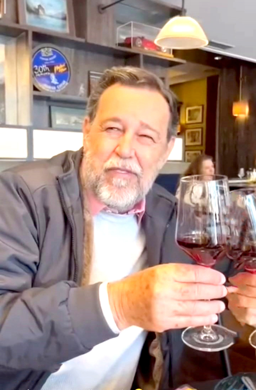 O dia hoje (07) é especial para o estimado Dr. Roberto De Biazi, advogado e ex-provedor da Santa Casa de Votuporanga, que comemora mais um ano de vida. A data será marcada pelo carinho de amigos e familiares, em especial de sua esposa Heloísa Portugal, filhos, genro e nora, que fazem questão de homenageá-lo com muito amor. Feliz aniversário Dr. Roberto! Que este novo ciclo seja repleto de saúde, serenidade, momentos felizes e muitos anos de vida, sempre cercados de paz e harmonia. 