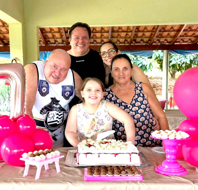 Dia de muita alegria para Marcão Bráz e sua esposa Leimartte, que comemoram os 7 anos da encantadora filha Cecília Alves Siqueira Braz, celebrados ontem, 6 de abril. A pequena aniversariante foi cercada de carinho e atenção, recebendo o amor dos avós Sabatino, Orides e Lázaro, além da bisavó Maria, que fazem questão de participar desse momento tão especial. Entre abraços, mimos e muitos beijinhos, a família Bráz viveu um dia de gratidão e felicidade pela vida de sua princesinha. Que Cecília cresça sempre iluminada, guiada por Deus, e que nunca lhe faltem amor, paz e lindos motivos para sorrir. Viva a Cecília!