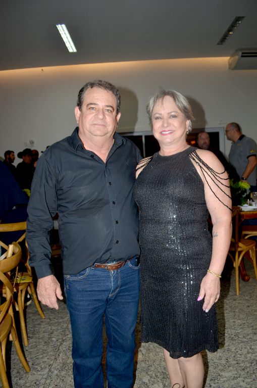 Ontem, 5 de maio, o dia foi marcado por celebração para o prefeito de Álvares Florence, Adilson Leite, que comemorou mais um ano de vida envolvido pelo abraço afetuoso que recebeu de seus amigos e familiares. Ao lado da esposa Neusinha, da filha Bruna e da neta Cecília, ele recebeu inúmeras manifestações de afeto da população, refletindo o reconhecimento e a admiração pelo seu trabalho à frente do município. Felicidades, prefeito Adilson! Que este novo ciclo seja repleto de saúde, conquistas e momentos especiais, dando continuidade a uma trajetória de dedicação e realizações.
