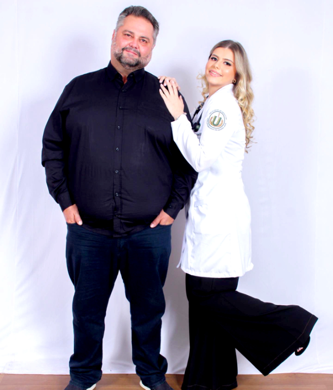 A semana que passou foi de grande orgulho e emoção para o empresário Fernando César Castrequini, que celebrou a conclusão do curso de Medicina de sua filha, Maria Vitória Castrequini. Em suas redes sociais, Fernando compartilhou a alegria e a realização de ver sua única filha mulher receber, aos 23 anos, o tão sonhado diploma de médica, conquista marcada por muito esforço, dedicação e perseverança ao longo de sua trajetória acadêmica. Parabéns, Dra. Maria Vitória! Que Deus continue iluminando seus caminhos e a capacite cada vez mais nessa nobre e admirável missão que escolheu: a de cuidar e salvar vidas.