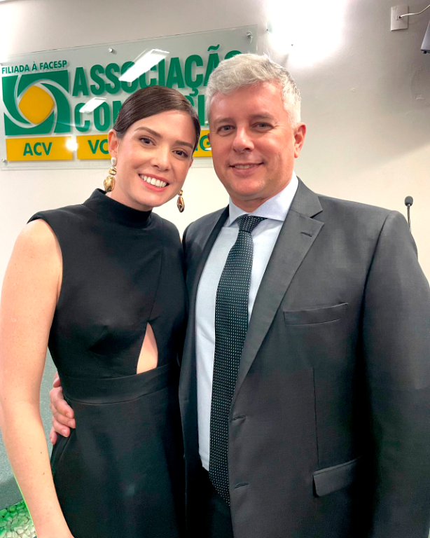 Natália De Haro, presidente da ACV, viveu um dia intenso de felicitações e abraços, que ela recebeu em razão de seu aniversário comemorado no dia de ontem, 2 de outubro. A data foi celebrada com muita alegria por sua família e cercada também pelo abraço caloroso da equipe de colaboradores e dos associados da ACV, de quem recebeu inúmeras demonstrações de afeto e reconhecimento. Parabéns, Natália! Que este novo ano de vida seja repleto de felicidades, conquistas e sucesso, e que a sua trajetória continue inspirando a todos ao seu redor. Na foto, Natália e seu marido Vinícius Vargas, que puxou a fila dos parabéns!