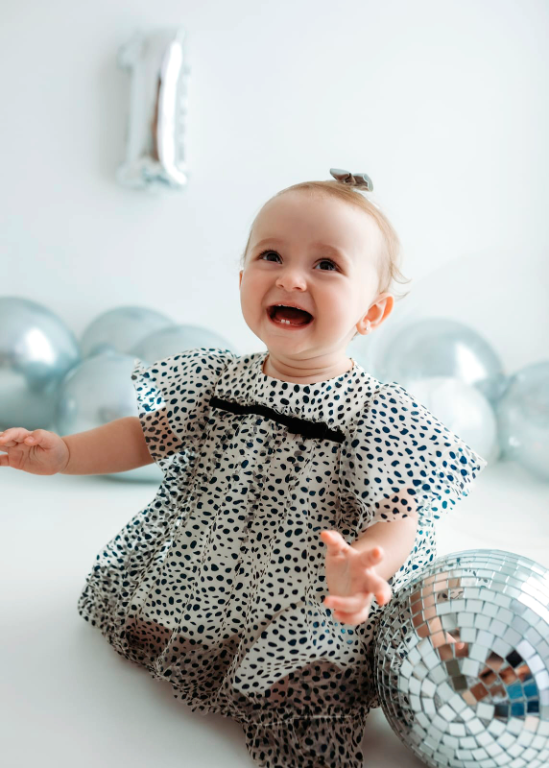 Ontem à noite foi um momento mágico e cheio de amor, quando a princesinha Vicenza assoprou sua primeira velinha! O papai Bruno Nadoti e a mamãe Fabíola Fiorentino reuniram amigos e familiares para juntos celebrarem o primeiro aninho de vida da pequena Vick, que há um ano ilumina e transborda de alegria os corações de todos ao seu redor. Parabéns, Vick, que papai do céu lhe proteja de todos os males e que essa linda menina continue enchendo o mundo de sorrisos e amor! Viva a Vicenza!