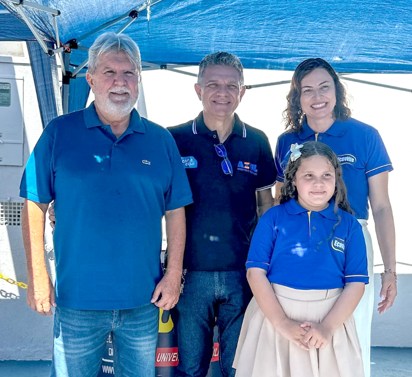 No último sábado, 25 de janeiro, foi dia de festa para João Carlos do Nascimento e sua esposa Vanessa, que celebraram a inauguração de uma nova unidade da franquia de produtos de limpeza Ecoville. O casal recepcionou amigos e convidados com um delicioso café da manhã para marcar esse grande momento. A Ecoville oferece uma linha completa de produtos de limpeza de alta qualidade, e as promoções de inauguração estão imperdíveis! Na foto, João Carlos, Vanessa, a filha Helena Faria Corte Nascimento, e o prefeito Jorge Augusto Seba, celebrando juntos esse novo capítulo de sucesso.