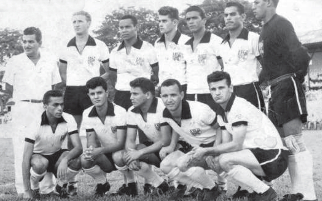 A Votuporanguense em 1960: Uma época em que o futebol dominava a paixão do povo votuporanguense.Assim como ocorre nos dias de hoje, as tardes de domingo, nesta época, também ficavam com o Estádio lotado. Um timaço, uma seleção regional. Veja quem aparece na foto, de pé, a partir da esquerda: Basilio (do Bradesco), diretor do clube, Miguel, China, Breia, Alfredinho, Carangola e Raimundinho. Agachados: Baguá, Português, Touro, Maurinho e Lupércio.