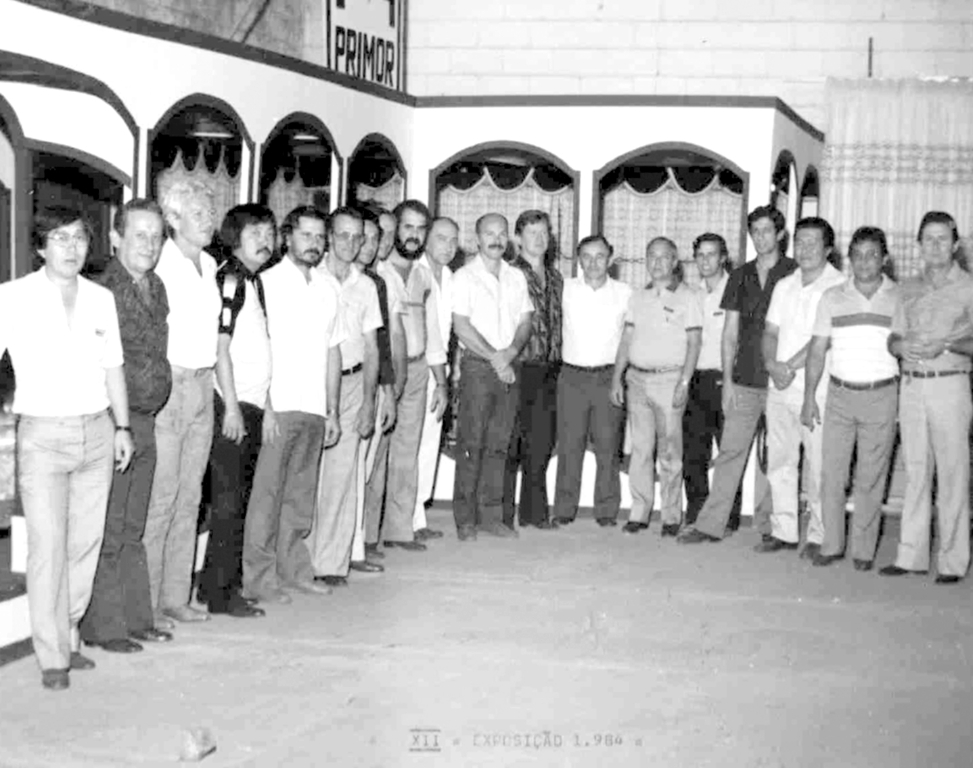 Pavilhão da Indústria: Momento que a Airvo (Associação Industrial) reassume o Pavilhão das Indústrias no recinto da Expo/Fisav, é oportuno recordar a dedicação dos industriais na exposição dos seus produtos em outros tempos. Nesta foto de 1980, diante do estande de Móveis Primor, os expositores fizeram esta foto. Entre eles aparecem Paulo Uemura e o seu saudoso irmão Takashi, Antonio Benedito Malvas, Ederval Gregório, o saudoso presidente da Airvo Carlos de Prosdócimi, entre tantos outros. A foto é do acervo da Airvo.
