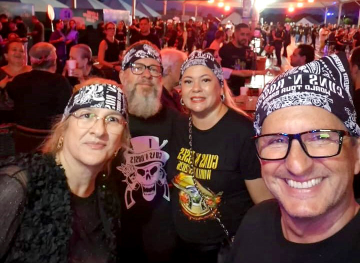 Os amigos Dimas Geraldo Silva e sua esposa, Nelma, junto ao casal Reginaldo Garcia e Elizangela, marcaram presença e curtiram com muita animação o histórico show da banda internacional Guns N’ Roses, realizado na cidade de Rio Preto na noite da última terça-feira. Uma noite inesquecível, repleta de música, energia e bons momentos entre amigos!