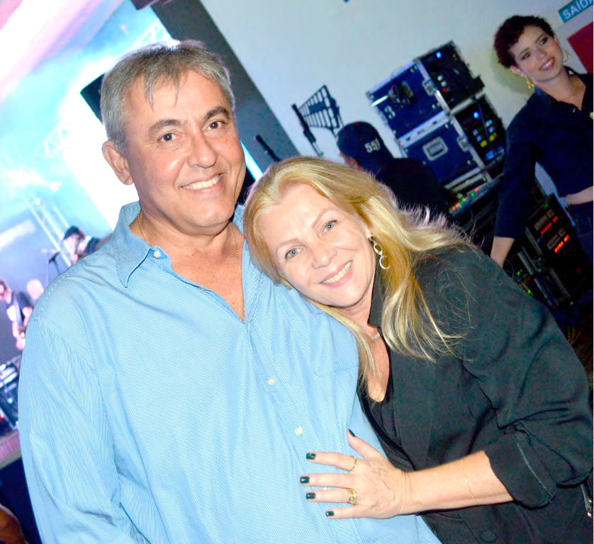 O empresário José Silvestre de Carvalho Neto iniciou ontem, 11 de março, um novo ano de vida. A data especial foi marcada pelo carinho recebido de amigos e familiares, que fizeram questão de registrar seus cumprimentos ao aniversariante. À frente das felicitações estiveram sua esposa, Luciana Dezan Beraldo, e suas filhas, Beatriz e Letícia, que celebraram a ocasião com muito amor e alegria. Parabéns, Ieiéte! Que este novo capítulo de sua vida seja repleto de saúde, conquistas, momentos felizes e muitas realizações.