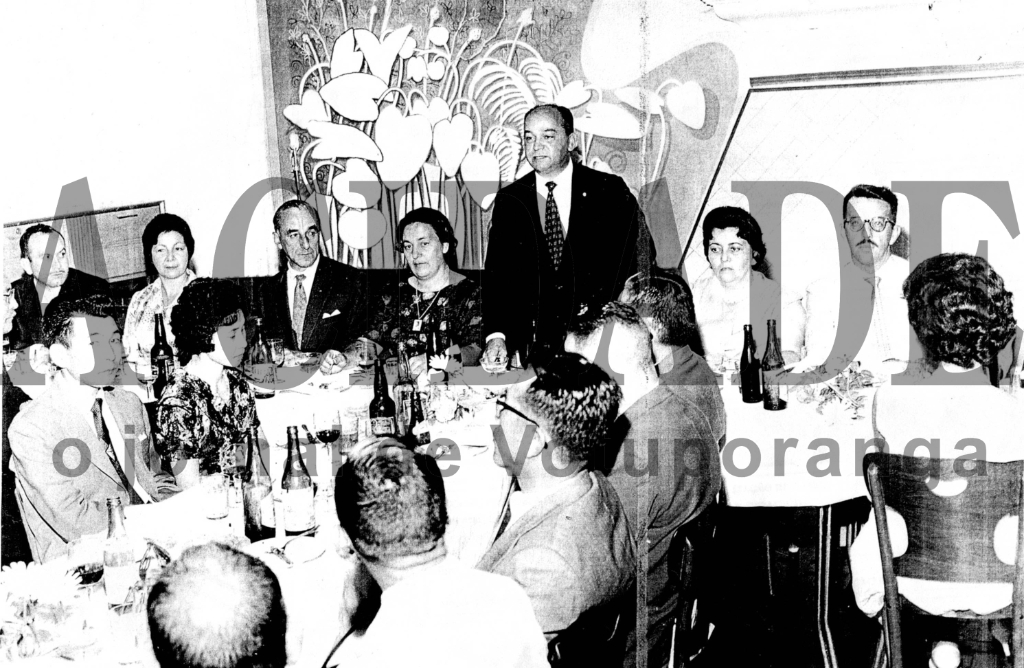 O estabelecimento de Osmar de Souza, na rua Pernambuco, próximo da praça São Bento, conhecido também como Restaurante 606, deu lugar mais tarde para a padaria Progresso. Esta foto é do ano de 1961/62 e registra uma reunião de rotarianos durante a gestão do advogado Ultimatum Fava como governador do Distrito 4480 do Rotary. Da esquerda para a direita: Christovam De Haro (presidente da Câmara Municipal), Olivia Souza De Haro, Hernani de Matos Nabuco (prefeito da época), Leda Camolesi Nabuco, Dr. Ultimatum Fava (em pé), Elza Ferreira de Souza Fava e Dr. Paulo Emilio Andrade Vilhema (juiz de Direito). Sentados ao lado para frente: Toshio Nakabashi e Tamiko Sato Nakabashi. Sentado de costa: reconhecemos apenas o sr. Nozomu Abê (de óculos).

***Confira mais desta coluna em nossa edição impressa e online para assinantes.