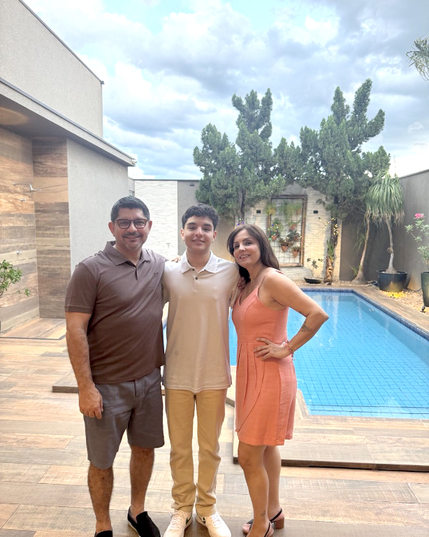 A semana começa festiva e repleta de amor e carinho para a médica Luciana Vargas Cardoso que celebra seu aniversário na próxima segunda-feira, dia 9.  Ao seu lado, seu marido, Dr. Fabiano Natividade, e o filho Enzo tornam a data ainda mais especial. Amigos e familiares também se unem às homenagens, expressando todo o afeto e admiração por ela. Parabéns, Dra. Luciana! Que este dia seja iluminado por gestos de carinho, sorrisos sinceros e momentos inesquecíveis. Que o novo ciclo venha repleto de paz, harmonia, conquistas e muita felicidade. Feliz aniversário!  