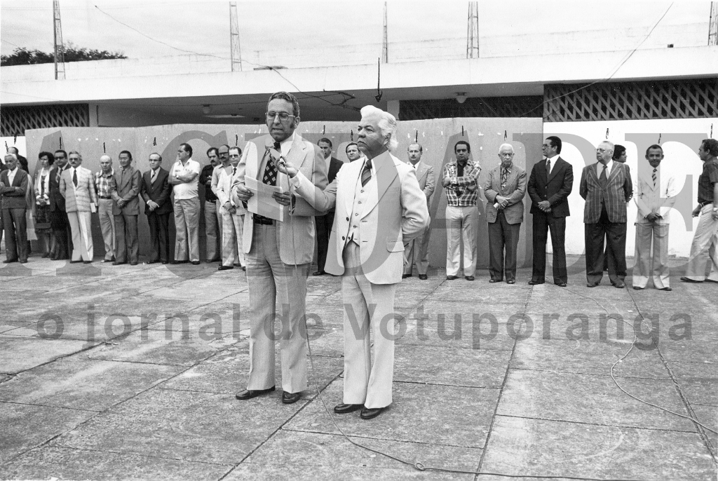 Era comum por ocasião nas datas cívicas, as autoridades se reunirem na Concha Acústica.
Nesta foto, de 1977, com a Concha Acústica ainda inacabada, o então prefeito Dr. João Antonio Nucci discursou ao lado do historiador Edward Coruripe Costa (segurando o microfone). No fundo, autoridades representativas e vereadores acompanhavam o ato.
Entre outros, a partir da esquerda: Benedito Israel Duarte, Luiz Carlos Cardoso Prado, Luiz Galisteu, Hideito Otuki, Cristovam De Haro, Egidio Paschoalotti (gerente das Casas Pernambucanas e presidente da ACV), prof. Uélintom Garcia Peres, Ederval Gregório,
Hudson Paulo Fernandes e atrás do orador estão Octaviano Nogueira e Alzimiro Brantis, seguindo para a direita José Nunes Pereira, o vice-prefeito Onofre de Paula, Theodomiro Monteiro do Amaral, Joaquim Neves, Capitão Almeida, Viana Filho (de lado) e o radialista Luiz Rivoiro

***Confira mais desta coluna em nossa edição impressa e online para assinantes.