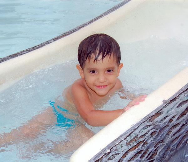 “Há três anos nossa estrelinha Pedro Carneiro Bandeca nos faz mais iluminados e felizes. Te amamos. Vovó Clau, vovô Valdemar, titio Adalto e titias Talita e Jane”.