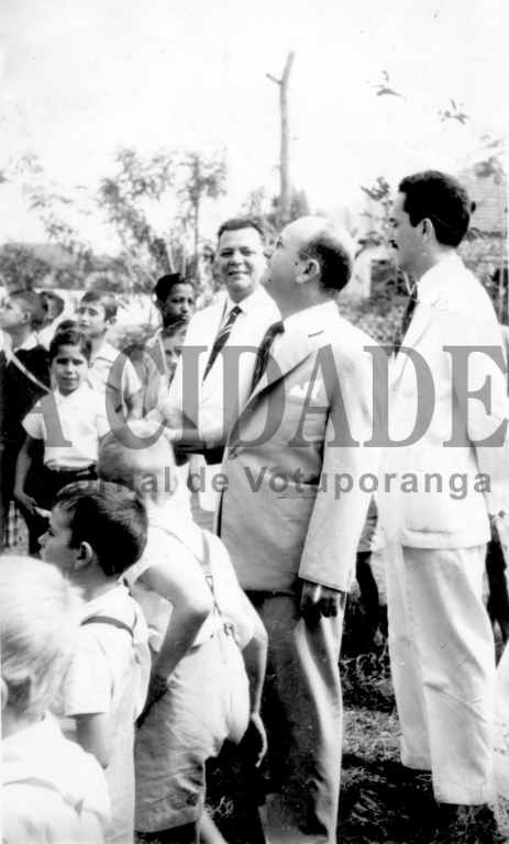 A foto registra uma manhã festiva no largo São Bento no ano de 1952. Veja quem são as crianças e as autoridades da época. A partir da esquerda: garoto Valdecir Queiróz, garoto Vilson Belone, garoto Agenor Souza e Silva, o então prefeito Leonidas Pereira de Almeida (Capitão Almeida), o médico Dr. Miguel Gerosa e o Juiz de Direito da Comarca Joaquim Francisco de Macedo Costa. 

***Confira mais desta coluna em nossa edição impressa e online para assinantes.