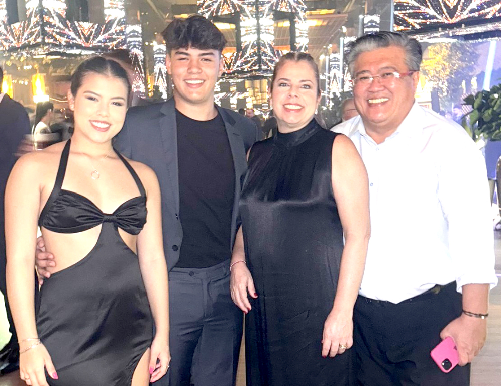 Um brinde à juventude e aos novos começos! Gabriel Abê celebrou ontem um momento especial onde comemorou a chegada dos seus 17 anos, marcando o início de uma nova e linda fase de sua vida. A comemoração foi repleta de carinho, ao lado de seus pais, Tomio Abê e Patrícia Lara, e de sua irmã, Midori, que brindaram à juventude e a mais um ano de vida do Gabriel. Parabéns ao aniversariante! Que esta nova idade venha cheio de alegrias, descobertas e sonhos realizados, e que seu coração esteja sempre repleto de gratidão pelo dom da vida. 