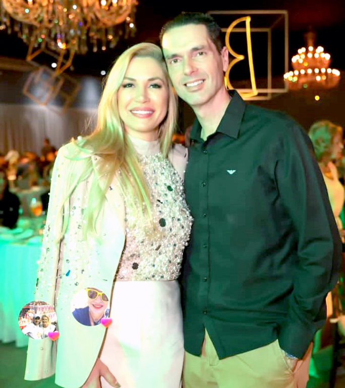 O domingo promete ser de celebração e alegria para o empresário Rolando Nogueira que comemora mais um ano de vida, em um momento especial ao lado de sua esposa, Poliana, e de seus filhos, Isabela e Eduardo, compartilhando amor e felicidade em família. Parabéns, Rolandinho! Que seu dia seja leve, cheio de boas energias e marcado por grandes sorrisos. Que este novo ciclo venha com ainda mais determinação, fé e muitas conquistas pela frente. Sucesso, saúde e um novo ano repleto de realizações