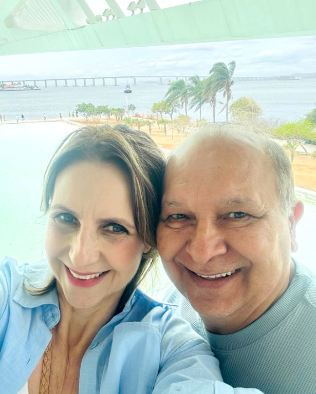 O dia é de celebração para Daniela Marin Guarizo, que recebe hoje o carinho especial da família e dos muitos amigos que fazem questão de lembrar a data e comemorar seu aniversário. Entre as homenagens mais afetuosas está a de seu marido, Oscar Guarizo, que lhe dedica todo o amor e carinho neste dia dedicado a ela. Parabéns, Daniela! Que o novo ciclo venha repleto de amor, saúde, alegrias e muitas bênçãos em sua caminhada.