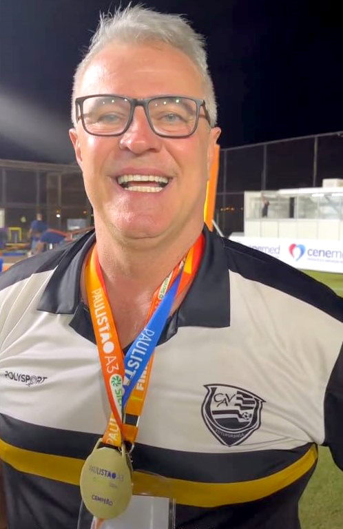 O empresário Helton Borges celebra hoje mais um aniversário, brindando a chegada de um novo ciclo de vida cercado pelo carinho da família e pelo apreço de muitos amigos. Os abraços mais especiais vêm dos filhos, Caio, Lucas e das gêmeas encantadoras, Alice e Eliz que, com muito amor, lideram a fila das homenagens neste dia tão significativo. Parabéns, Helton! Que este novo capítulo seja marcado por conquistas, alegrias e momentos inesquecíveis.