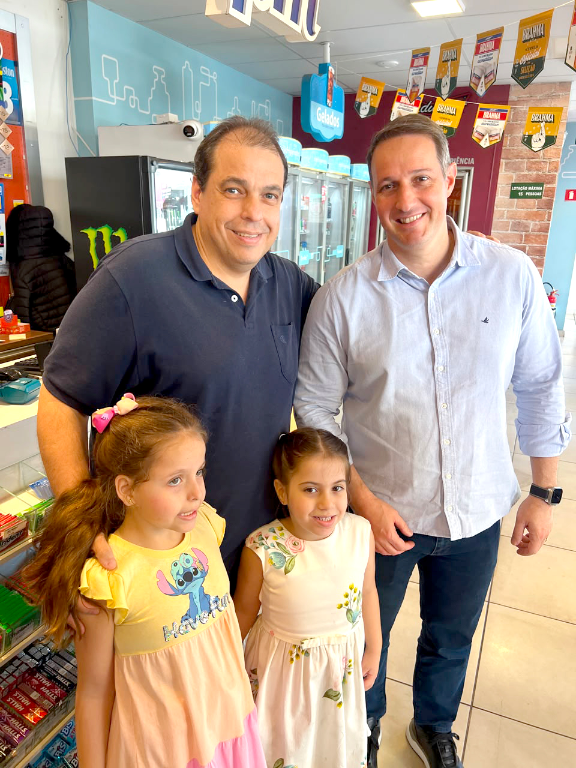 O pré-candidato a deputado federal Dalbert Mega recebeu, na tarde de ontem, em seu estabelecimento comercial, o Posto Patriota, a visita do ex-secretário de Segurança Pública do Estado de São Paulo, Guilherme Derrite. Atual deputado federal e pré-candidato ao Senado, Derrite fez questão de ir pessoalmente cumprimentar Mega, acompanhado das filhas Sofia e Sara, reforçando os laços de amizade, parceria e companheirismo político entre ambos, que integram o mesmo partido, o PP.