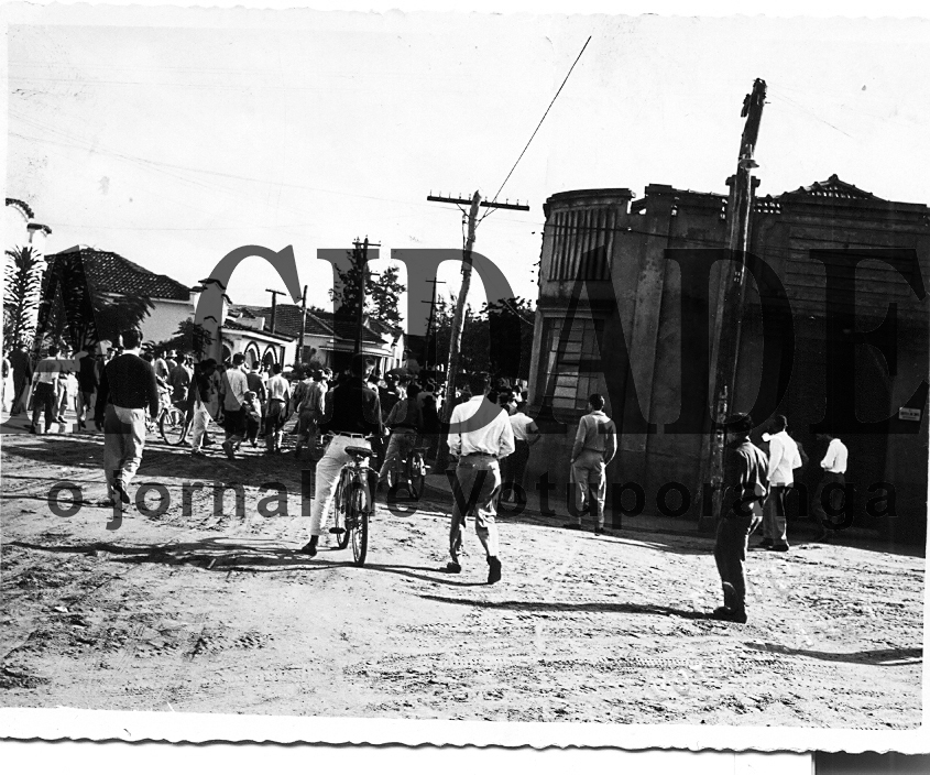 Ano 1958 –Praça Fernando Costa – esquina da rua São Paulo com a (hoje) alameda Padre Edemur Alves, ainda de terra, chão batido. Uma multidão descontente corre para a depredação do prédio
do jornal “Oeste Paulista”. O periódico havia feito críticas ao promotor de Justiça Antonio Carlos Penteado de Moraes e o próprio representante do Ministério Público impediu a violência. Entre os funcionários da gráfica do jornal estava Walter Moreti. O cenário daquela esquina modernizou-se com o tempo, mas as casas residenciais que se vê na foto, praticamente, estão com os mesmos traços arquitetônicos. Eram seus moradores naquela época: Aziz José Abdo, Mário Bavaresco, Atílio Beloni, José de Freitas Gonçalves Leite, Bilto Herreira e Gunter Schamal. 

***Confira mais desta coluna em nossa edição impressa e online para assinantes.