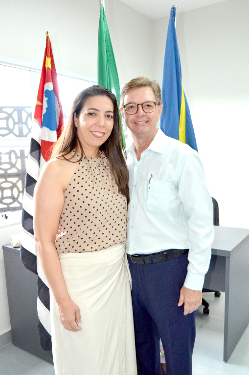 Adauto Mariola, ao lado de sua esposa Claudia Gonzales, celebra com alegria a conquista alcançada e agradece pelo apoio incondicional que recebeu dela ao longo dos 13 anos dedicados à VOTUPREV.