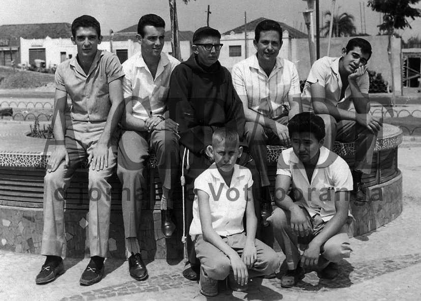 Sentados às margens da Fonte Luminosa: José Antonio Garcia Carvalho (Palestra), Edison Cócolo Martins, Frei Arnaldo, João Castilho (irmão do Frei) e Luiz Carlos Escudeiro. Sentados: Silvinho Ferrari e Shígueo.

***Confira mais desta coluna em nossa edição impressa e online para assinantes.