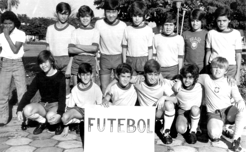 Essa equipe com camisa do Brasil foi formada nos anos 70. Confira a formação a partir da esquerda, de pé: Fleury A. Cecchini Junior, Lourival Tsuzuki (Touchan), Fábio M. Costa, Hebert Pellegrini, Mário Sérgio de Mattos Stipp (Rolinha), Walter Madrid. Agachados na mesma ordem: Coisa Linda, Dejair, Osmar Alves Neto (Batata), Wilmar (Português), Renatinho Bueno e o último não identificamos. A foto é do acervo da família de Walter Costa